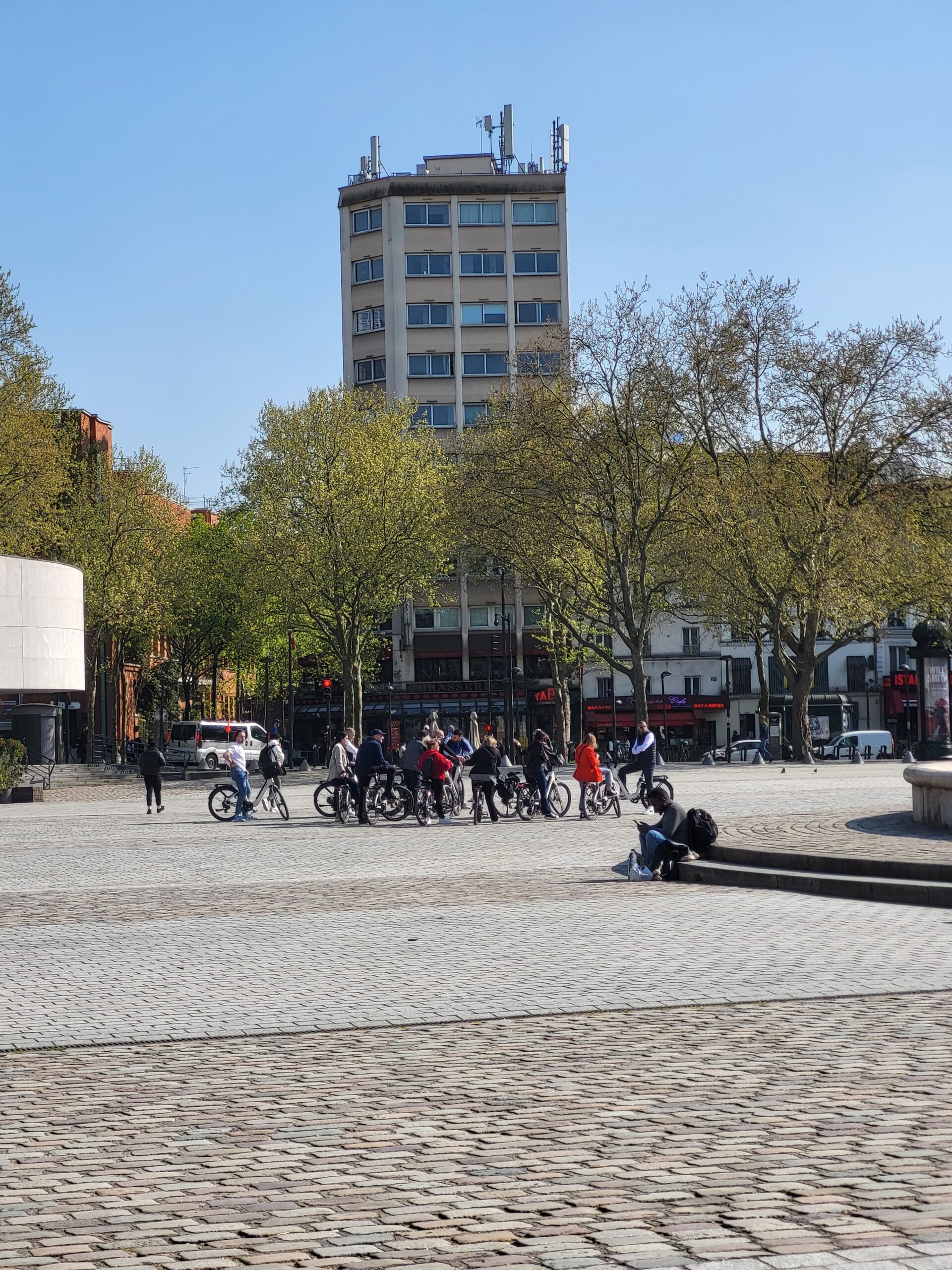 Groupe en vélo visitant Paris