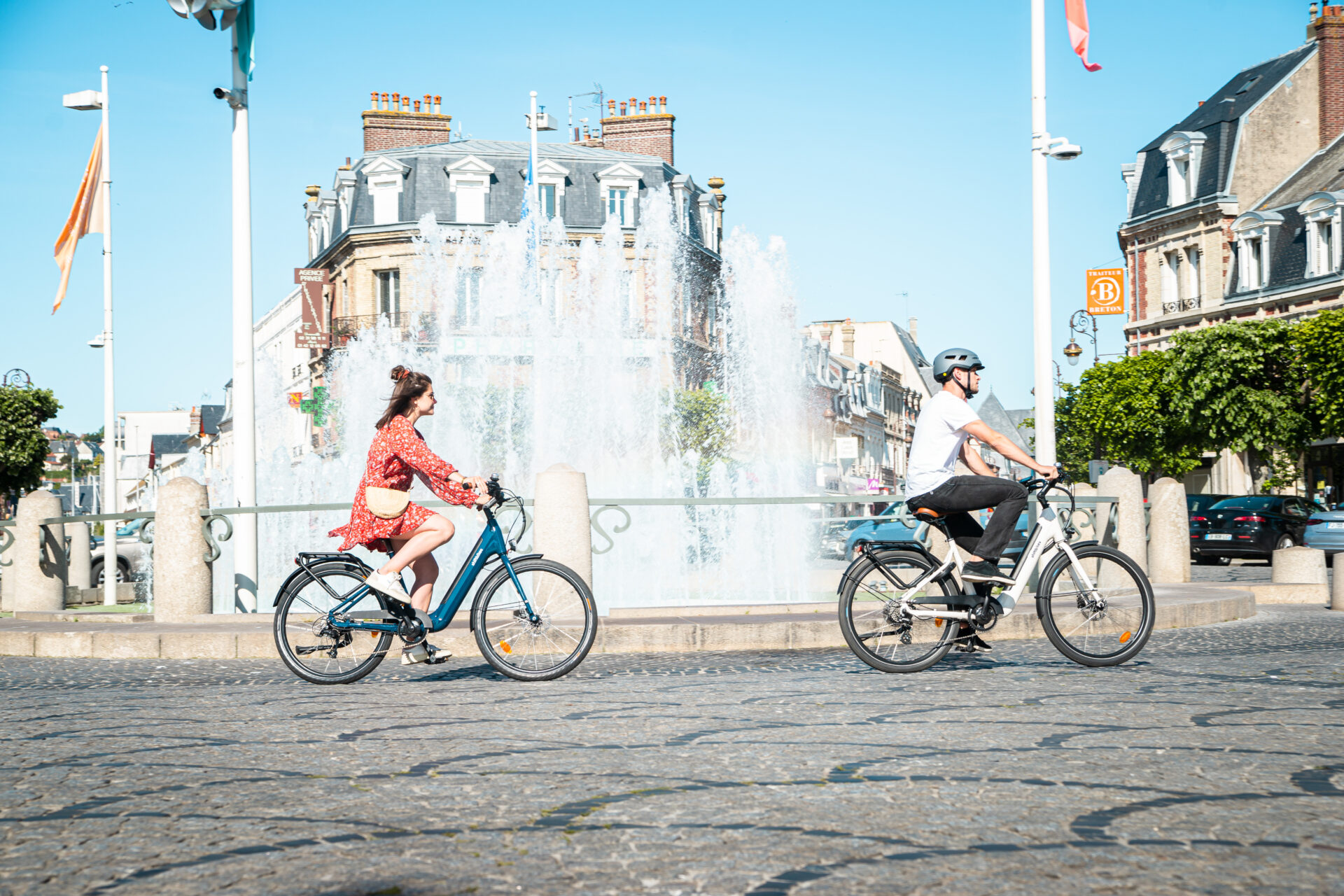 Couple en vélo à paris