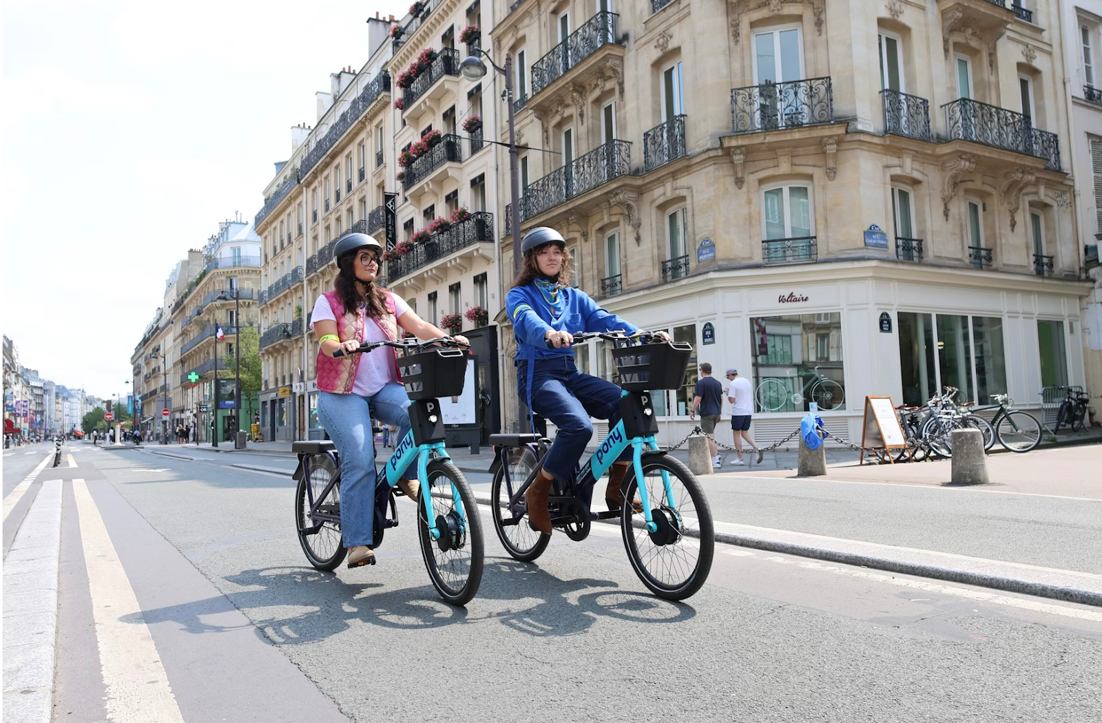 Two friends chose electric bike rental to explore Paris.