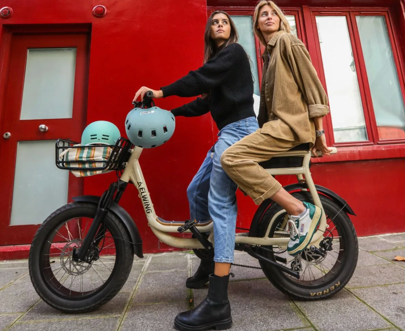 Deux femmes profitent de la location de vélos cargos OneBike pour visiter Paris