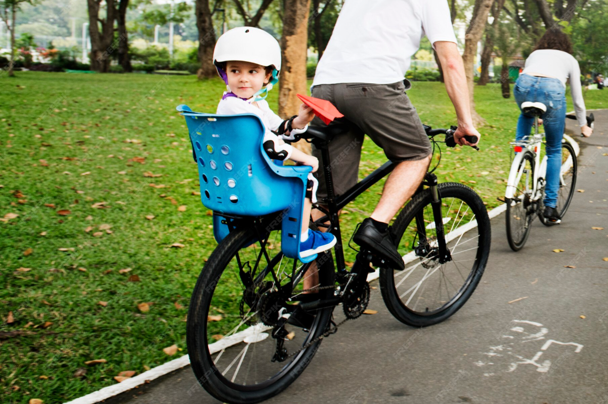 Une famille loue des vélos chez OnBike pour découvrir Paris