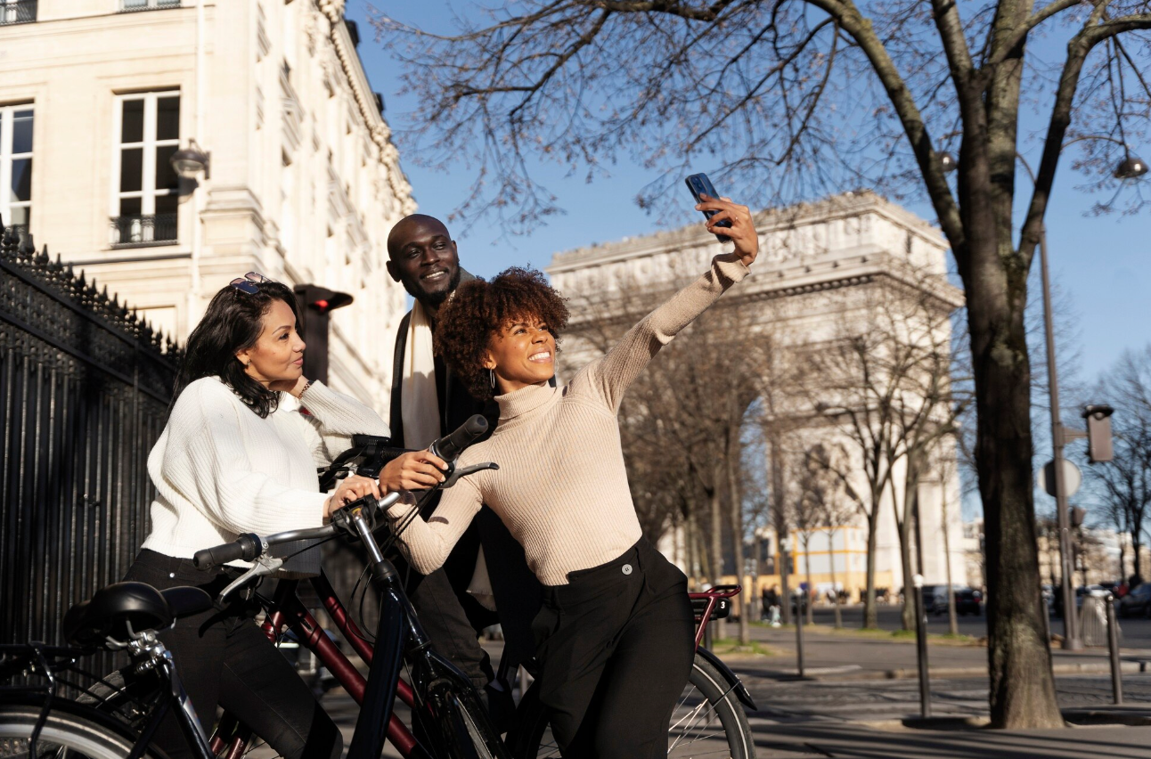 Friends visiting filming locations in Paris thanks to OneBike bike rental
