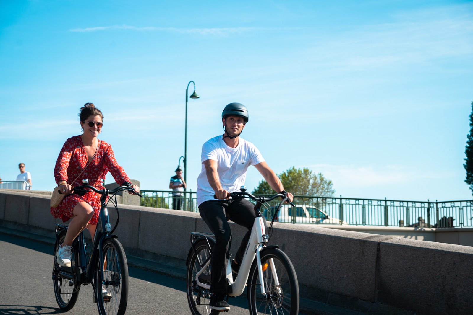 Couple en vélo électrique