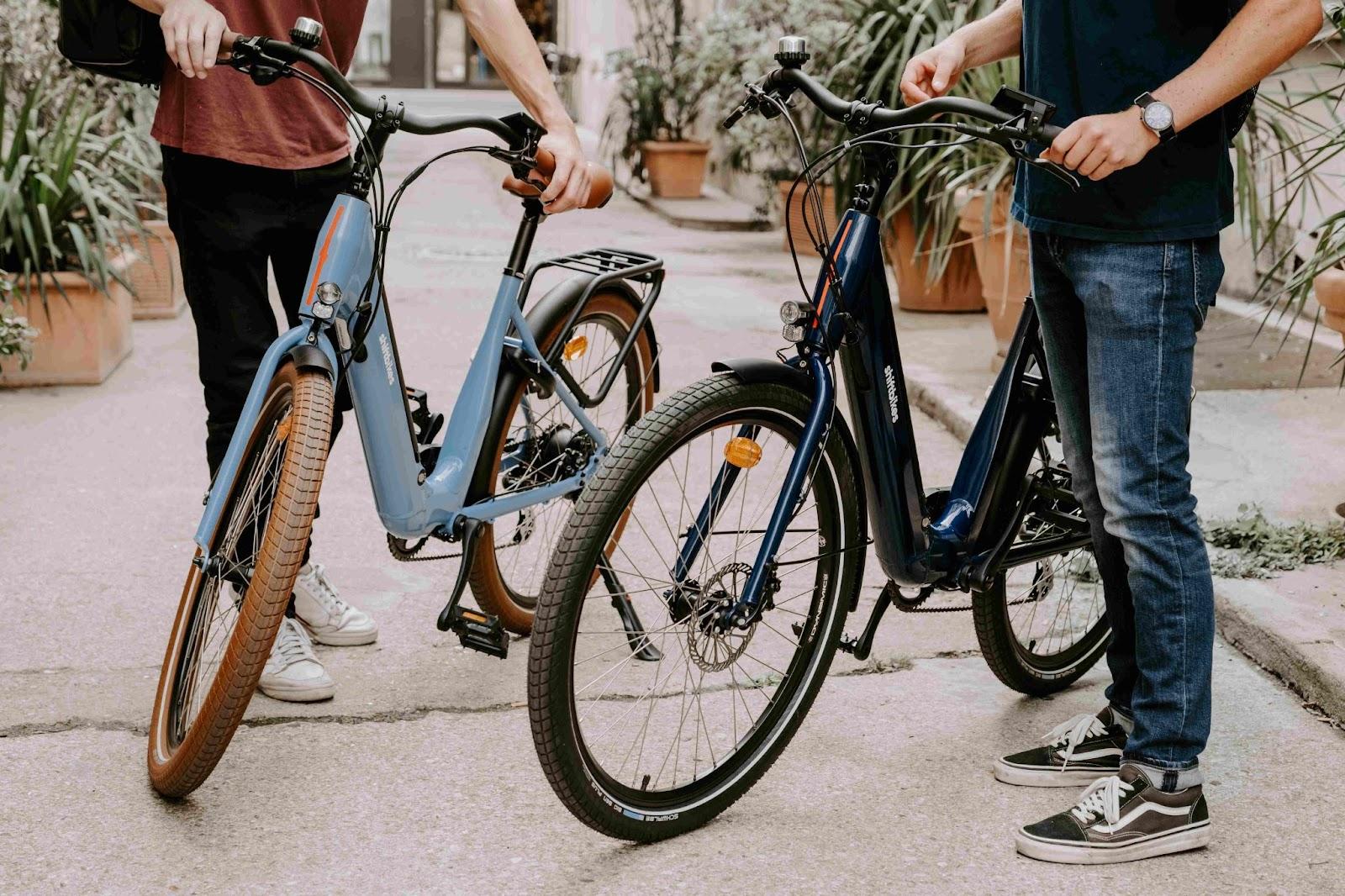 Des vélos dans une rue de Paris