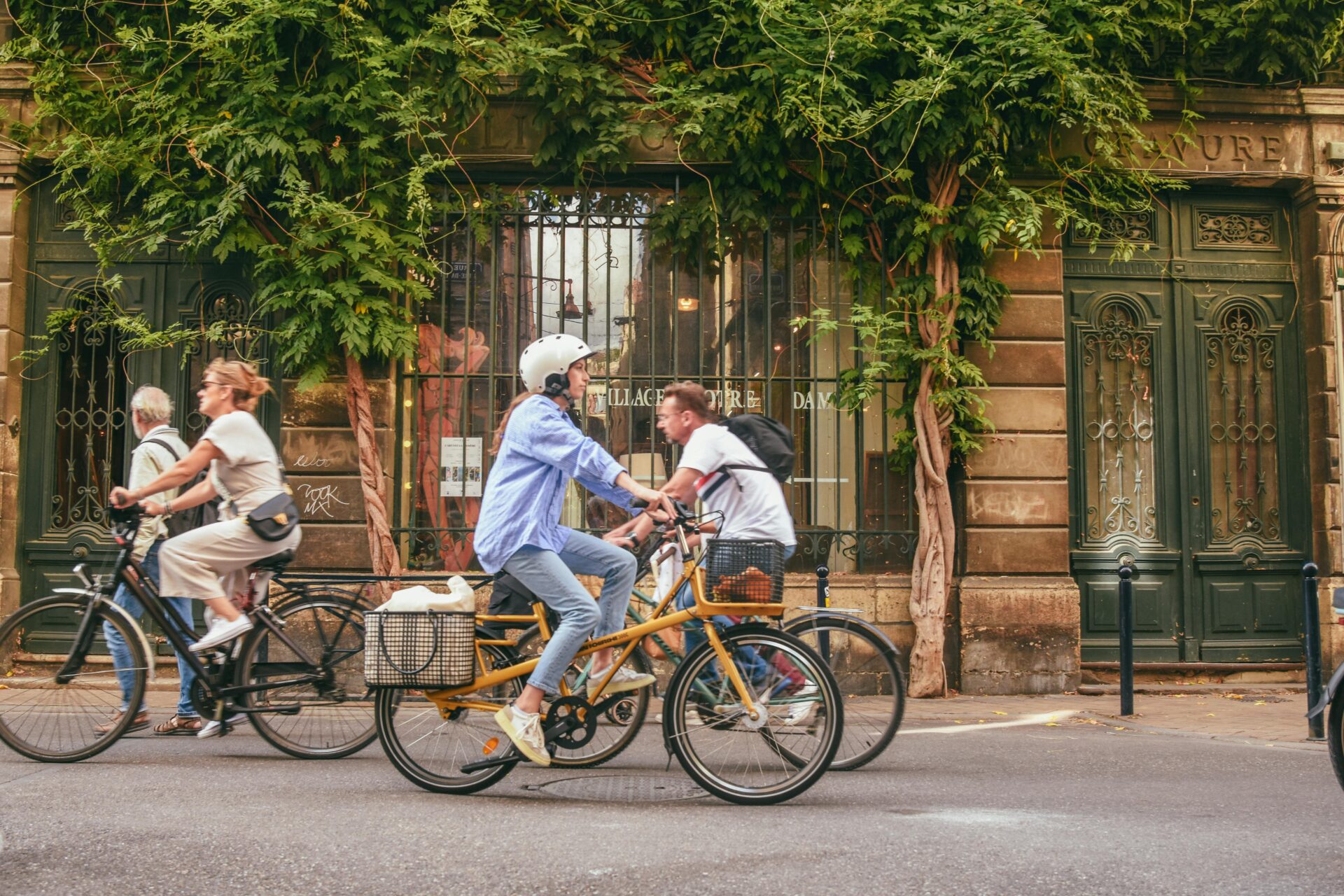 Touriste en vélo a Paris