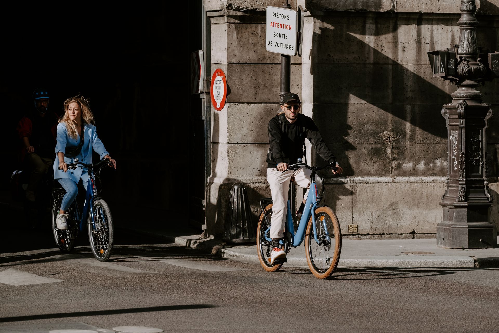 un couple à vélo se promène à paris