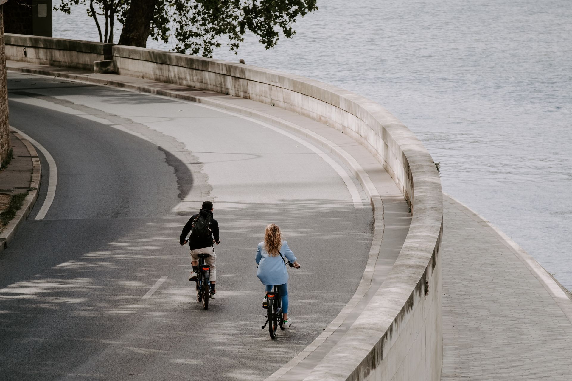 un couple en vélo de location à paris