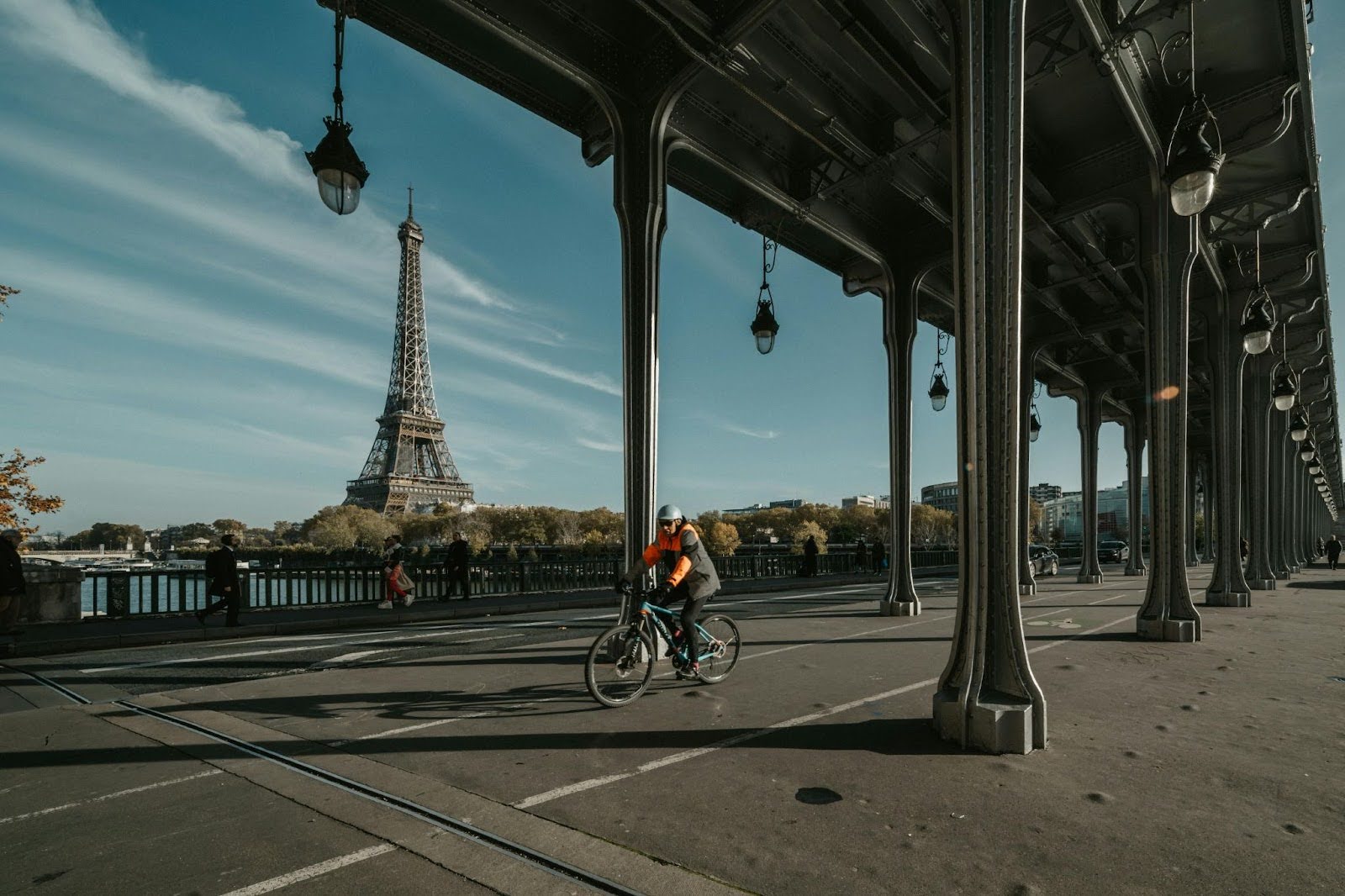 Un homme visitant Paris avec son vélo électrique