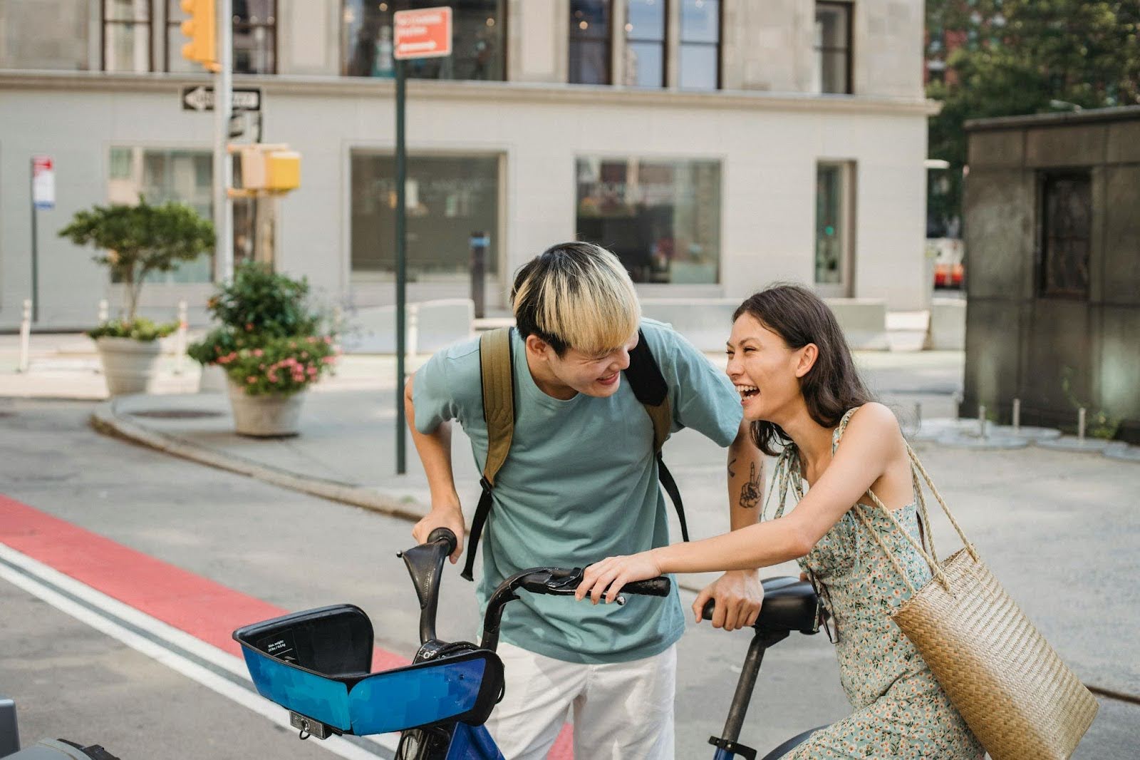 Un homme et une femme utilisant un vélo électrique de location à Paris en été