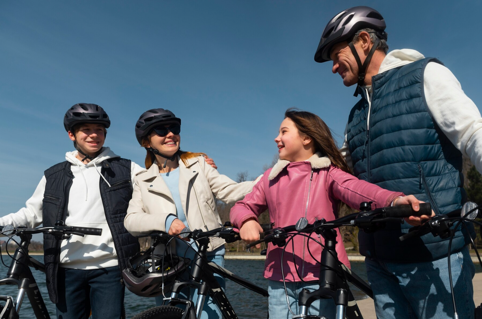 Une famille visitant Paris grâce à une visite guidée à vélo électrique OneBike