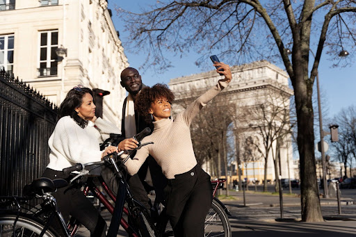 Photos de groupe à Paris en vélos