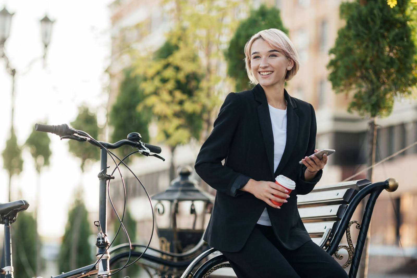 Professionnel de l'événementiel se déplaçant en vélo