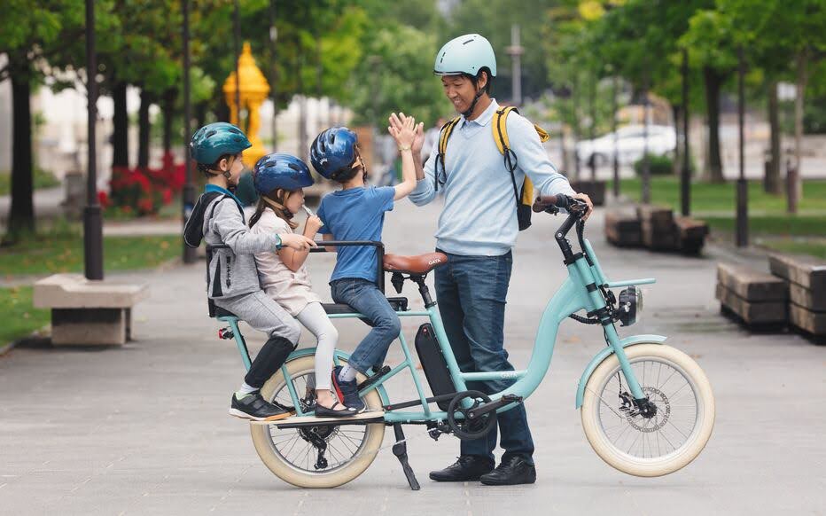 une famille ayant louer un vélo cargo longtail pour visiter Paris